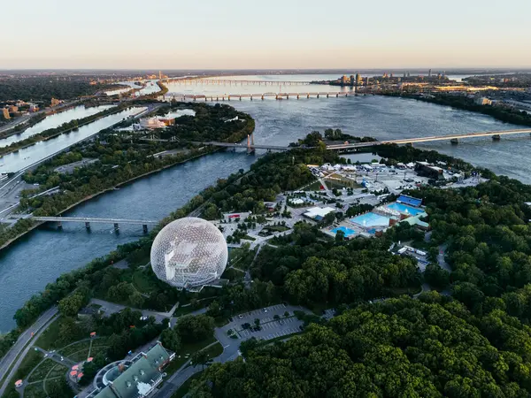 Montreal Biyosfer 'in Montreal, Quebec, Kanada' daki Park Jean-Drapeau 'daki insansız hava aracı görüntüsü