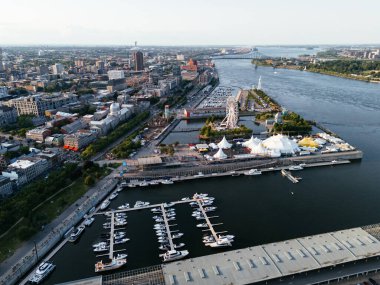 Old Port City rıhtım parkının eğlence mekanı olan insansız hava aracı görüntüsü. Montreal, Kanada