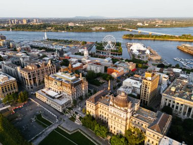 Arka planda Jacques Cartier Köprüsü ve eğlence yeri olan Old Port City rıhtım parkının insansız hava aracı görüntüsü. Montreal, Kanada