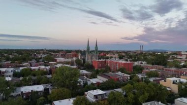 Günbatımında Montreal, Quebec, Kanada 'daki Roma Katolik Saint-Edouard Kilisesi üzerinde insansız hava aracı uçuşu