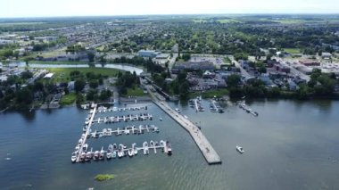 Chambly Kanalı 'nın, kalenin, yat limanının insansız hava aracı görüntüsü