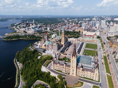 Parlamento binaları Ottawa, Ontario Canada da dahil olmak üzere Ottawa şehir merkezinin gökyüzü manzarası.