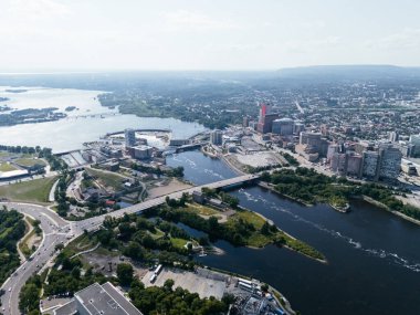 Parlamento binaları Ottawa, Ontario Canada da dahil olmak üzere Ottawa şehir merkezinin gökyüzü manzarası.