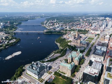 Parlamento binaları Ottawa, Ontario Canada da dahil olmak üzere Ottawa şehir merkezinin gökyüzü manzarası.