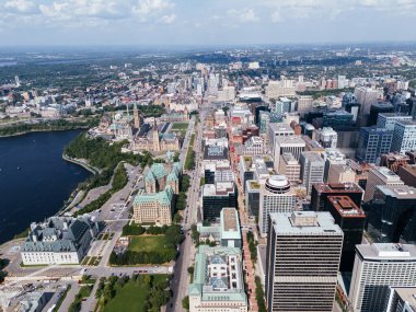 Parlamento binaları Ottawa, Ontario Canada da dahil olmak üzere Ottawa şehir merkezinin gökyüzü manzarası.