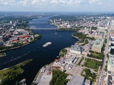 Parlamento binaları Ottawa, Ontario Canada da dahil olmak üzere Ottawa şehir merkezinin gökyüzü manzarası.