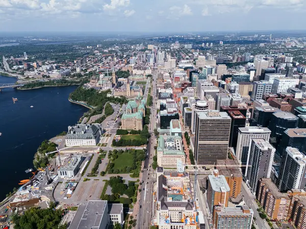 Parlamento binaları Ottawa, Ontario Canada da dahil olmak üzere Ottawa şehir merkezinin gökyüzü manzarası.