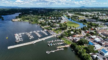 Chambly Kanalı 'nın, kalenin, yat limanının insansız hava aracı görüntüsü