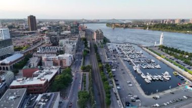 Arka planda Jacques Cartier Köprüsü ve eğlence yeri olan Old Port City rıhtım parkının üzerinde insansız hava aracı uçuşu. Montreal, Kanada