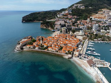 Eski Budva kasabası, liman, sahil ve dağların havadan görünüşü