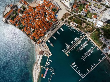 Eski Budva kasabası, liman, sahil ve dağların havadan görünüşü