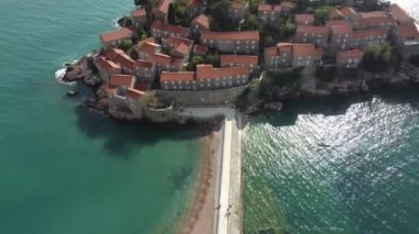 Sveti Stefan adasının insansız hava aracı görüntüsü - otel. Karadağ ve Avrupa
