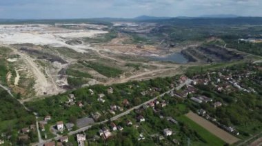 4K insansız hava aracı uçuşu: Kolubara kömür madenciliğinde açık yol. Lazarevac, Sırbistan.