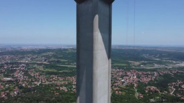 Sırbistan 'ın Belgrad kentindeki Avala Dağı' nda TV kulesi.