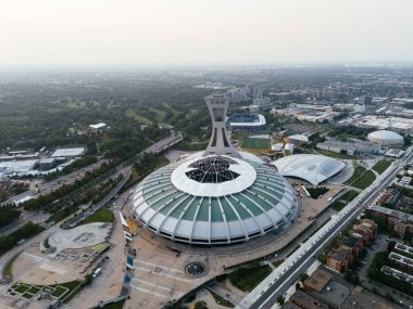 26 Temmuz 2024 Montreal Olimpiyat Stadyumu 'nun insansız hava aracı görüntüsü ve Montreal, Quebec, Kanada' daki eğik kule