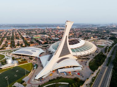 Montreal Olimpiyat Stadyumu 'nun hava aracı görüntüsü ve Montreal, Quebec, Kanada' daki eğimli kule