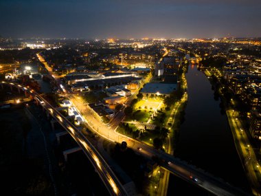 Montreal gökyüzü alacakaranlıkta aydınlandı ve suya yansıdı, Quebec, Kanada.