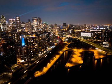 Montreal gökyüzü alacakaranlıkta aydınlandı ve suya yansıdı, Quebec, Kanada.