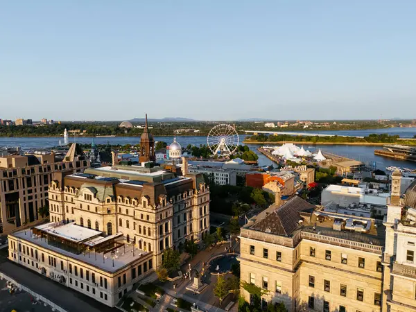 Old Port City rıhtım parkının eğlence mekanı olan insansız hava aracı görüntüsü. Montreal, Kanada