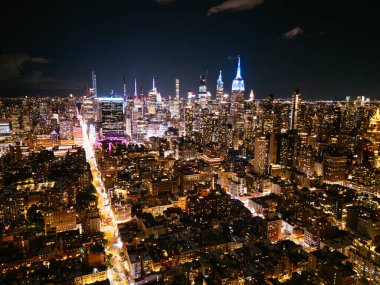 Hudson Nehri 'nden alacakaranlıkta New York City Manhattan panoramik manzarası. Midtown West Hudson Yards yeniden yapılanma projesinin gökdelenlerinin manzarası. NYC, New York, ABD