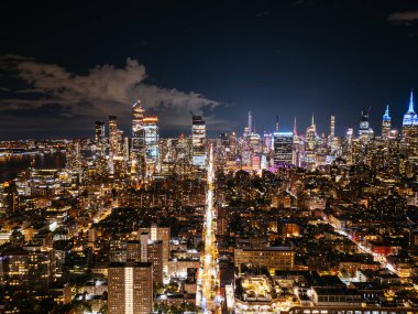 Hudson Nehri 'nden alacakaranlıkta New York City Manhattan panoramik manzarası. Midtown West Hudson Yards yeniden yapılanma projesinin gökdelenlerinin manzarası. NYC, New York, ABD