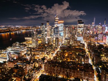 Hudson Nehri 'nden alacakaranlıkta New York City Manhattan panoramik manzarası. Midtown West Hudson Yards yeniden yapılanma projesinin gökdelenlerinin manzarası. NYC, New York, ABD