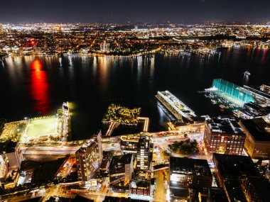Hudson Nehri 'nden alacakaranlıkta New York City Manhattan panoramik manzarası. Midtown West Hudson Yards yeniden yapılanma projesinin gökdelenlerinin manzarası. NYC, New York, ABD