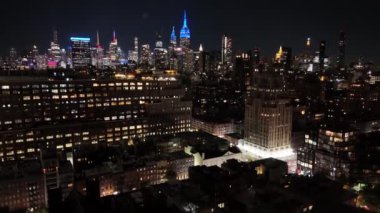 Hudson Nehri 'nden alacakaranlıkta New York City Manhattan panoramik manzarası üzerinde uçuş. Midtown West Hudson Yards yeniden yapılanma projesinin gökdelenlerinin manzarası. NYC, New York, ABD