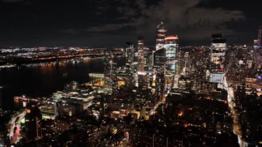 Hudson Nehri 'nden alacakaranlıkta New York City Manhattan panoramik manzarası üzerinde uçuş. Midtown West Hudson Yards yeniden yapılanma projesinin gökdelenlerinin manzarası. NYC, New York, ABD