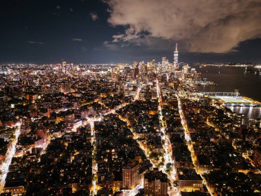 Hudson Nehri 'nden alacakaranlıkta New York City Manhattan panoramik manzarası. Midtown West Hudson Yards yeniden yapılanma projesinin gökdelenlerinin manzarası. NYC, New York, ABD