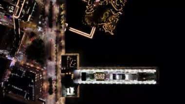 Hudson Nehri 'nden alacakaranlıkta New York City Manhattan panoramik manzarası üzerinde uçuş. Midtown West Hudson Yards yeniden yapılanma projesinin gökdelenlerinin manzarası. NYC, New York, ABD