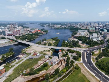 Ottawa-Gatineau metropolitan bölgesindeki hidro barajının havadan görüntüsü.