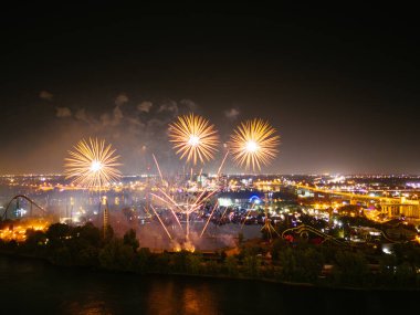 Jacques Cartier Köprüsü 'nün yakınındaki Jean-Drapeau parkında suyun üstünde havai fişek gösterisi. Montreal, Quebec, Kanada