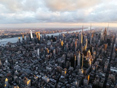 Manhattan şehir merkezindeki Hudson Nehri 'nin ve New Jersey' nin güneş doğarken çekilmiş fotoğrafı. Arka planda bulutlar var. New York, ABD.