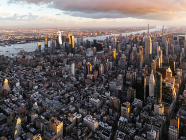 Manhattan şehir merkezindeki Hudson Nehri 'nin ve New Jersey' nin güneş doğarken çekilmiş fotoğrafı. Arka planda bulutlar var. New York, ABD.