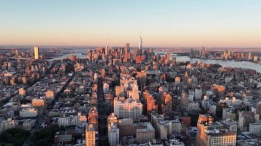 Manhattan şehir merkezindeki, Hudson Nehri, Brooklyn ve New Jersey 'deki insansız hava aracı uçuşu güneş doğarken arka planda bulutlar vardı. New York, ABD.