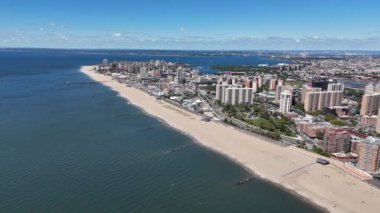 Coney Adası, Brighton Sahili ve Manhattan Sahili üzerinde insansız hava aracı uçuşu, New York, ABD.