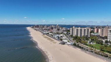 Coney Adası, Brighton Sahili ve Manhattan Sahili üzerinde insansız hava aracı uçuşu, New York, ABD.