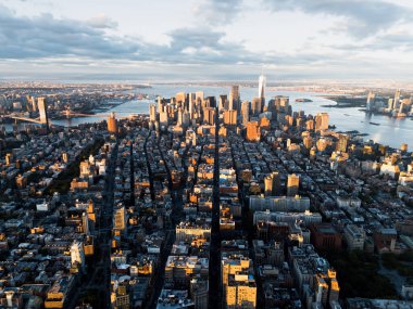 Arka plandaki gündoğumu bulutları sırasında Manhattan 'ın şehir merkezinin yukarıdan çekilmiş bir fotoğrafı. New York, ABD.