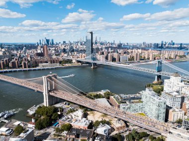 Arka planda gökdelenler olan Brooklyn ve Manhattan köprülerinin hava görüntüsü. New York, ABD.
