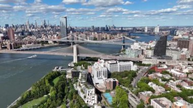 Arkasında gökdelenler olan Brooklyn ve Manhattan köprülerinin üzerinde insansız hava aracı uçuşu. New York, ABD.