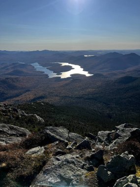 Dağ zirvesinden gün batımı gölü manzarası. Yüksek kalite fotoğraf