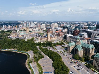 Parlamento binaları Ottawa, Ontario Canada da dahil olmak üzere Ottawa şehir merkezinin gökyüzü manzarası.