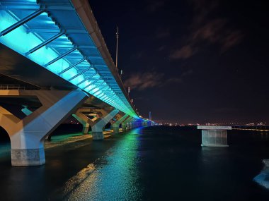 Montreal yakınlarındaki köprünün gece görüşü. Quebec, Kanada