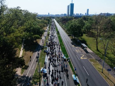 28 Nisan 2024, Belgrad ve Sırbistan. Maraton koşan insanların insansız hava aracı fotoğrafları