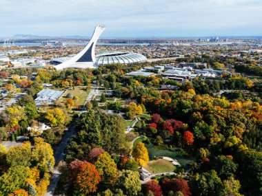 Arka planda botanik bahçesi ve stadyumun havadan görünüşü. Montreal, Quebec, Kanada