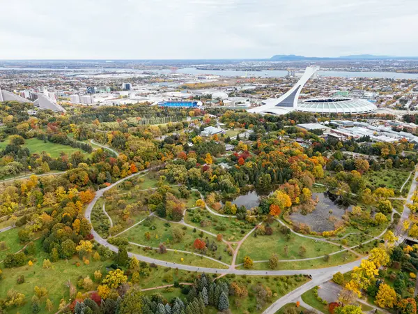 26 Ekim 2024 Olimpiyat Stadyumu ve botanik bahçesinin havadan görünüşü. Montreal, Quebec, Kanada