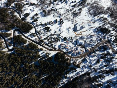 Sırbistan 'ın Kopaonic kenti yakınlarındaki dağ köyü. Yukarıdan drone görünümü