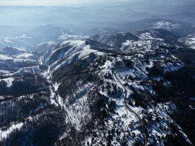 Kopaonic kayak merkezine yakın dağların gündüz görünümü.