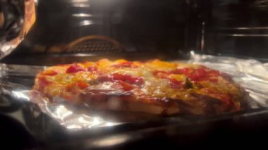 Pizza fırında pişiyor. Yüksek kalite 4k görüntü